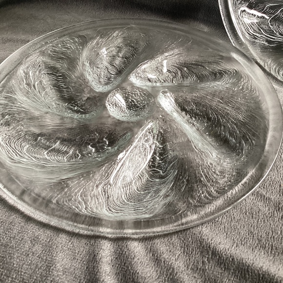 SET OF TWO VINTAGE ARCOROC FRANCE CLEAR GLASS OYSTER PLATES - Picture 2 of 9